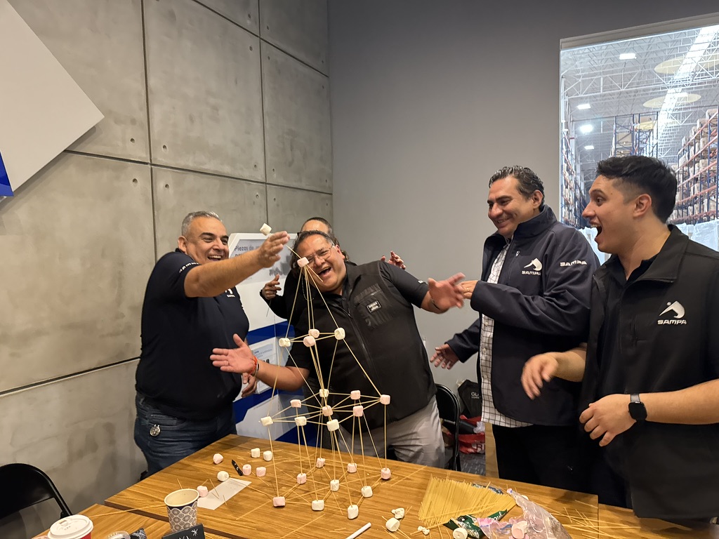 Participantes resolviendo un reto de colaboración