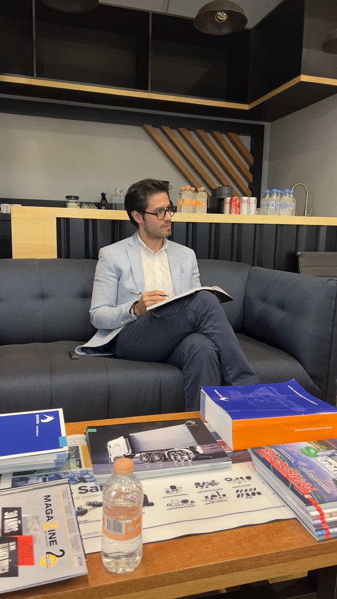 Consultor tomando notas durante una sesión de acompañamiento